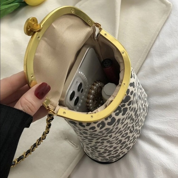 Leopard print chain crossbody purse - Picture 4 of 7